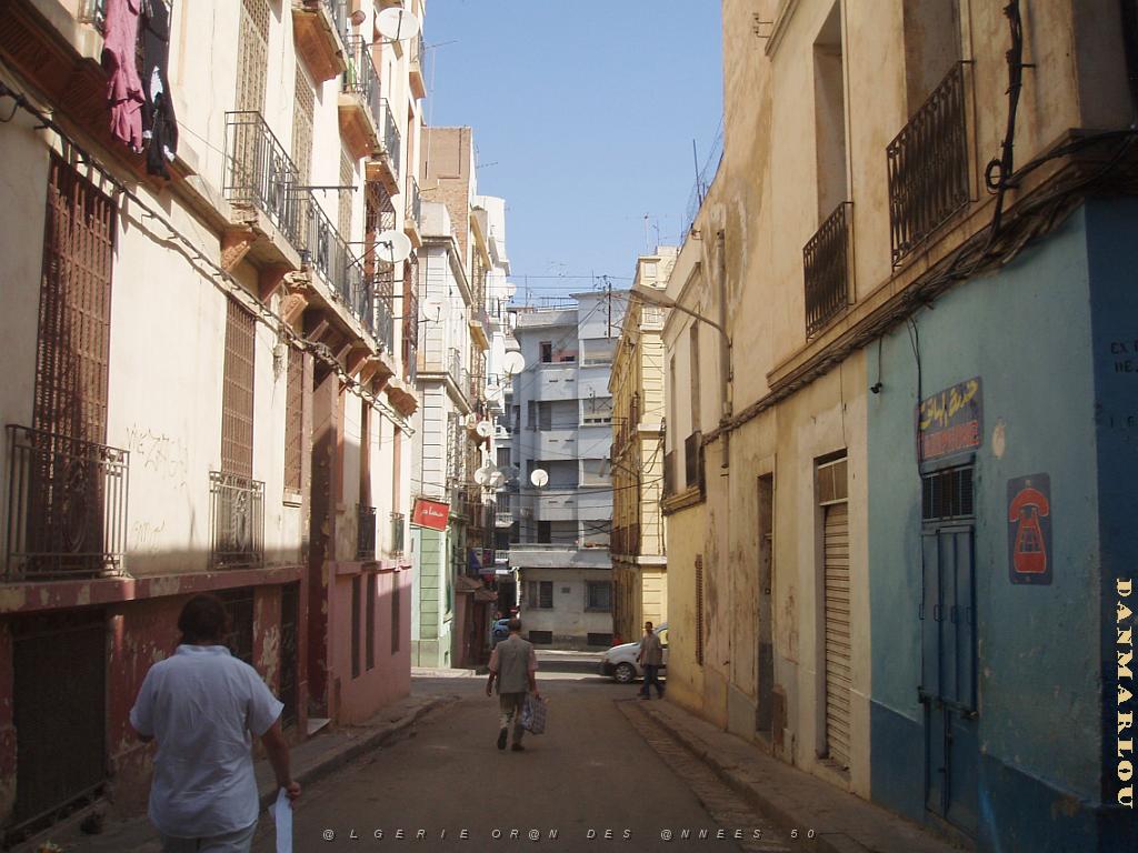 ORAN AOUT 2006 RUE BAUDIN EN BAS PLACE DES VICTOIRES.jpg